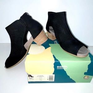NIB Earth Ivy Sahara Perforated Suede Peep Toe Booties Sandals, Black Size 9.5W